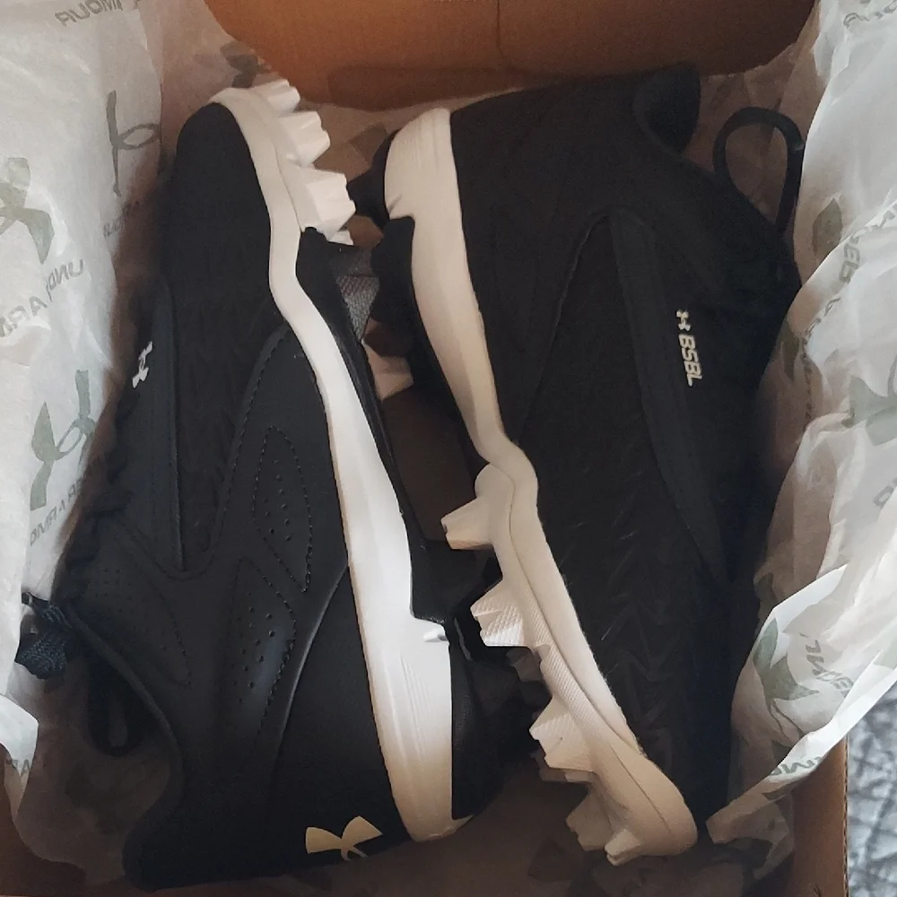 Under Armour Black Athletic Cleats - Picture 6 of 6